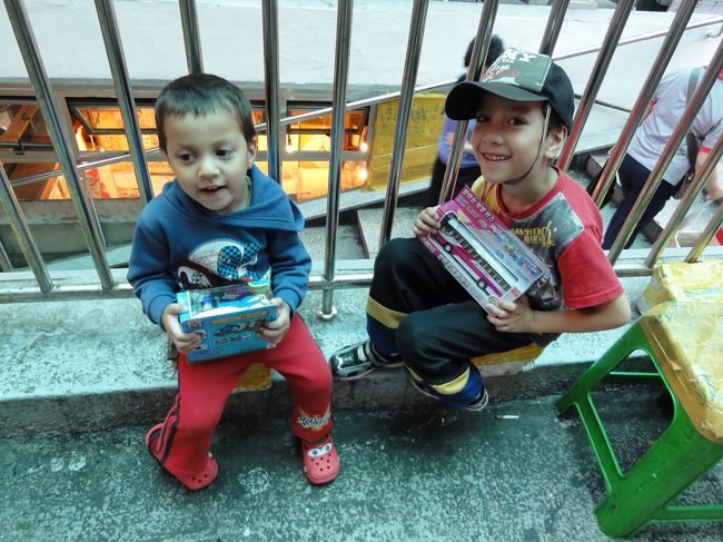 さっそく、南大門市場に行ってお買い物<br />旦那は、迷彩柄の大ファン（ってかマニア？）なので、そう言うのがいっぱいあるエリアに行きました。<br />旦那の買い物中、私と子供は座って休む。<br />で、一回おもちゃも買ってあげた。<br /><br />機関車トーマスと思いきや、番号が『１』ではなく『１１２』<br />で韓国語で警察と書いてあったりして何でもアリだよね。