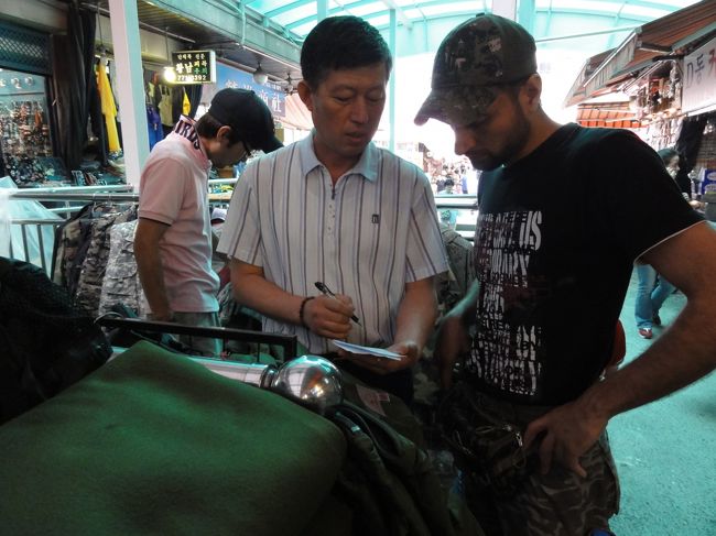 ねばる旦那。<br />私にはできない業だｗ<br />日本は定価で買う習慣があるので、分からないんだよね。<br />でも、後で聞くと気の毒なくらい値切っていました。<br />多分、桁が多いのも高く感じるんだと思います。