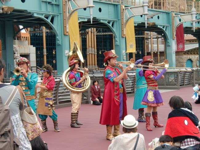 　アクアトピアから降りたところです。<br /><br />昔、吹奏楽をやってた頃が懐かしい(^^♪<br /><br />若かったら、私もこんな仕事に就きたかったなあ・・<br />