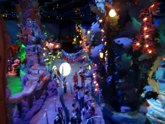 　マーメイドラグーンシアターで、<br /><br />アリエルのショーを見ました。<br /><br />美しい動きのアリエルや、大迫力のアースラー・・<br /><br />