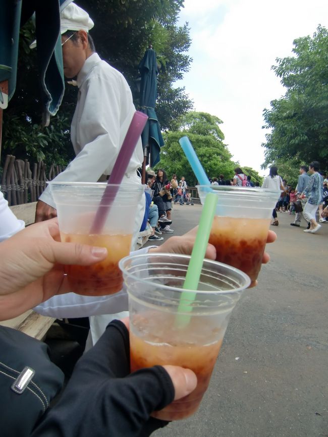 　マンゴードリンク・・<br /><br />グレープゼリーとタピオカが入っています。<br /><br />タピオカの食感とゼリーの食感が全く違って・・<br /><br />でも、妙にマッチしているような・・<br /><br />とにかく、不思議な感覚で飲める美味しい飲み物でした!(^^)!<br /><br />うん、もう一杯欲しかったなあ・・<br />