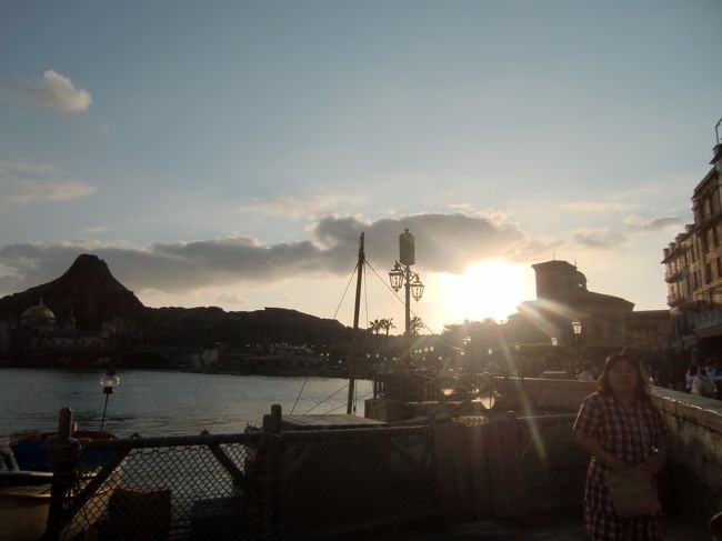 　きれいな夕日です。<br /><br />夜のショーは絶対見たいな・・<br /><br />と、夕日にお願いしました。<br />