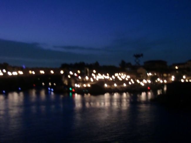 　いよいよ夜のショーを見る為に、場所探し・・<br /><br />正面ではないけれど、横からでも良いだろうと場所の確保・・<br /><br />でも・・・<br /><br />寒〜〜〜〜い!!!!!<br /><br />カイロが欲しい位に、震えてしまいました。<br /><br />でも・・ショーを見る為・・<br /><br />と、寒さに耐えて待ちました。