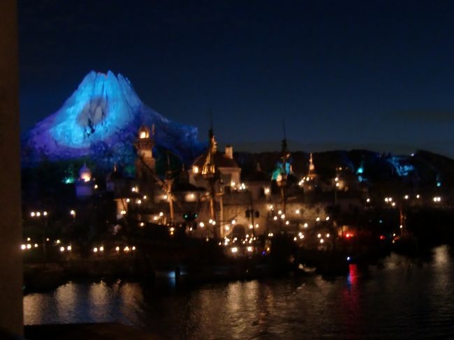 プロメテウス火山もライトアップ・・<br />