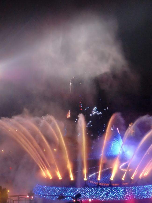 　音声と映像の、ものすごい迫力・・<br /><br />強風の為、向かい風だった私たちのところに、<br /><br />思いっきり水しぶきが飛んできました。<br /><br />でも、強風でも実施してくれたんだー・・・<br /><br />って感動して見ていました・<br /><br /><br />