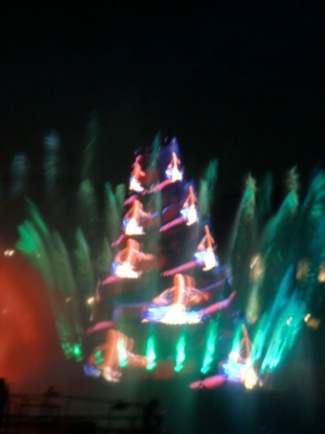 　いよいよ・・<br /><br />何かが登場するの？・・・・<br /><br />と期待が膨らんでいたところ・・・<br /><br />・・・突然のアナウンス・・・・<br /><br />｢ショーの途中ですが、システム障害の為、ショーは中止致します・・・・」<br /><br />・・・えっ!!・・うそでしょ・・?!・・・<br /><br />・・・・・・・・・・<br /><br />でも、仕方ないですよね・・(ToT)/~~~