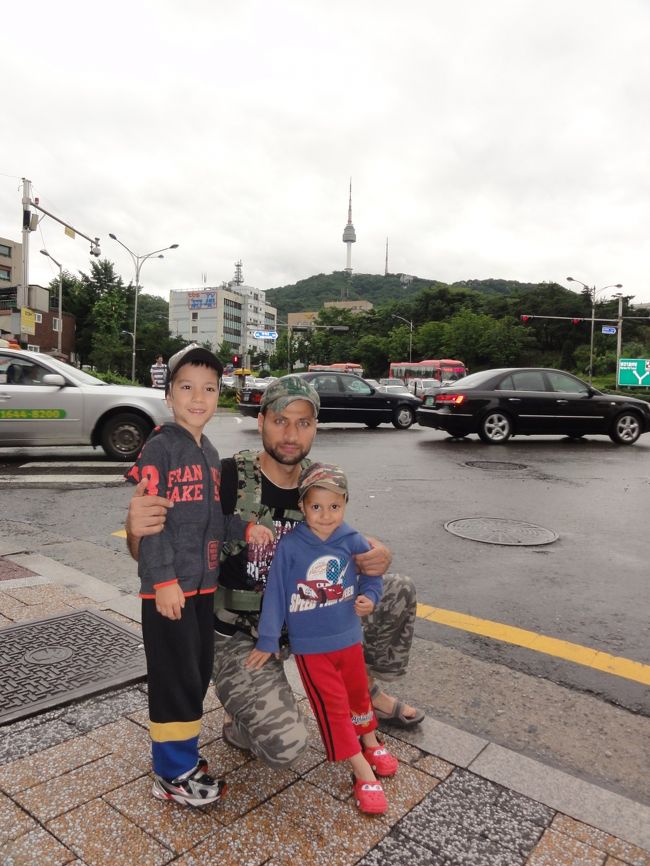 インから出てすぐに大きな通りに出ます。<br />いつも、世宗ホテルの前を通り地下鉄に乗ったりしていました。<br />安いので、部屋は狭かったのですが立地は抜群でした。