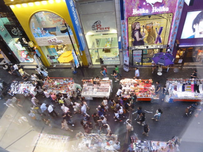 Forever21の３階から下を見下ろした。<br />明洞の世宗インにいる間、私は何度も世宗インと明洞を往復しました。<br />午前中に行くと、全然人がいないので買い物し易かったです。<br />午後からどど〜っと人が一気に増えて、田舎者の私には結構大変でした。<br />人混み苦手な人は午前中を狙いましょう。