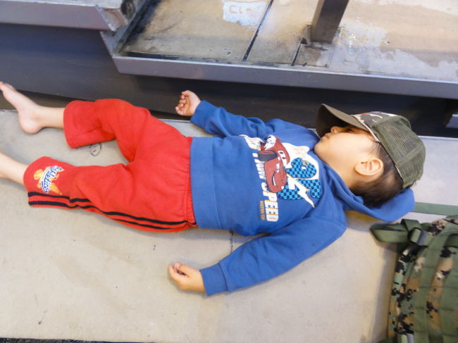 次男疲れて、Ｍプラザの椅子で寝ちゃいました。<br />後半は、私か旦那がどちらか出掛けて動き回るようにしたのは正解でした。