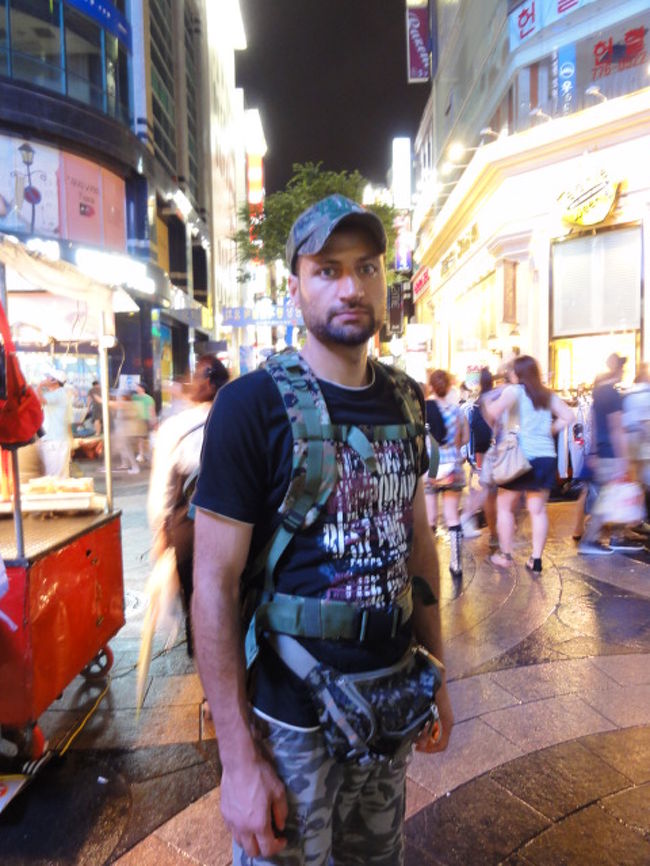 夜の明洞。やっぱり人がいっぱい。<br />露天でキラキラのヘアクリップを買おうと思ったけど、１万５千ウォンで値切っても１０００ウォンだけだったので諦めました。<br />最近は、日本がデフレなのでネットなどで安く手に入るからかソウルの物価があまり安く感じませんでした。