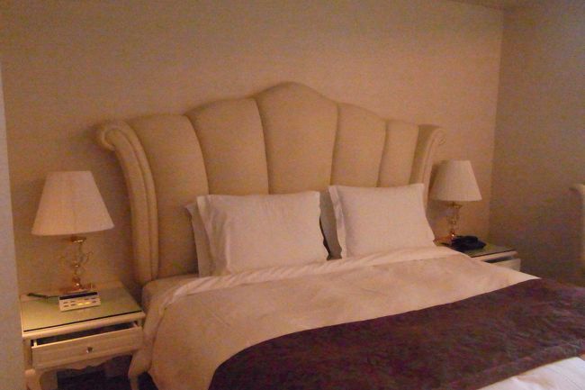 まず、ベッド。Webでも見た写真の感じがLovelyで心配でしたが、上品ないい感じ。寝心地もGoodでした。