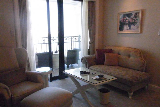 ベッド横のソファーたち。クッションが多くて○。