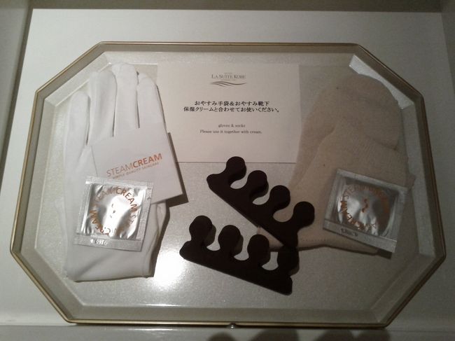 バスルームのアメニティの充実ぶりもすばらしかったですが、ベッドサイドには、脚用のアメニティも充実。<br />他にも女性には化粧品のサンプルセット一式やフェイスパック等、これでもかと言うほど用意されていました。<br />スパで用意されていたお茶もおいしく、8種類ほどのチョイスがあったのですが、全て購入も出来るので思わず1つお買い上げ。