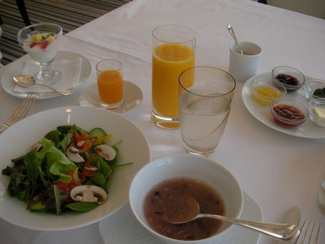 朝食は、まあ普通という感じでしょうか。和食が美味しそうだったのですが、ネット予約時にも、チェックイン時にも洋食と和食を１つずつとお願いしたのに、結局2泊とも洋食しか用意されていませんでした。このホテル唯一のマイナス1ポイント。