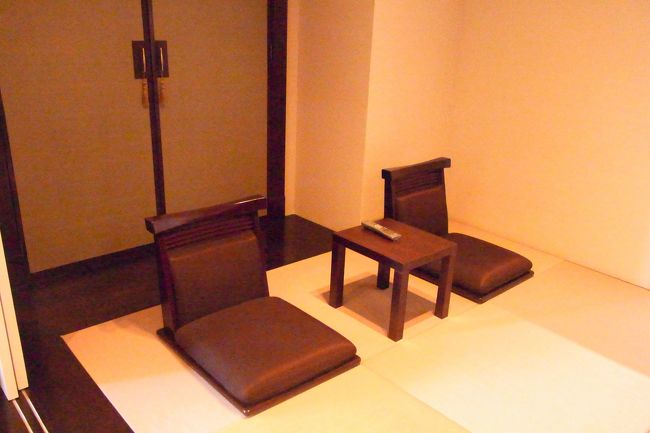 Lovelyな部屋の横に琉球畳風の和室。ここにも大型TVがあり、お風呂とあわせると計３つ。おかげで子供を起こさずに、深夜になでしこジャパン観戦できました！