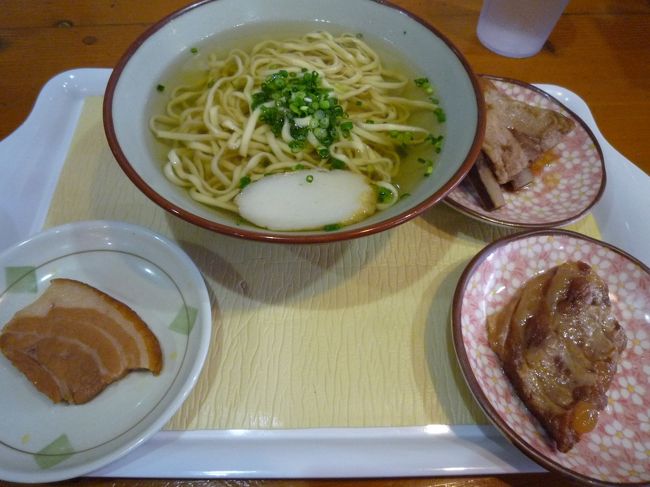 まずは、沖縄そば食べなきゃ！！って訪れたのは、ホテル近くのお店。<br /><br />けんぱーのすばやー＠おもろまち<br /><br />あっさりお出汁にお肉全部のっけを注文！<br />マジ好みの味♪