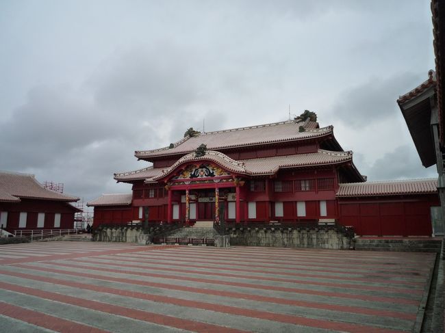 『正殿＆御庭』<br /><br />正殿は琉球王国最大の木造建造物で国殿または百浦添御殿(ももうらそえうどぅん)とよばれ、文字通り全国百の浦々を支配する象徴として最も重要な建物だったんだって。<br /><br />更に、正殿を二層三階建てとすることや装飾化した龍柱は、琉球独自の形式なんだとか。<br />