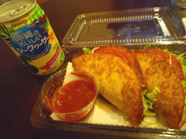 友達が到着するのは２２時過ぎだから、ちょっぴり腹ごしらえ。<br /><br />タコス屋＠国際通り店<br /><br />混んでなくってよかった〜<br />２つＴａｋｅ ｏｕｔしてホテルで食す！<br />ビールを飲みたいけど、ぐっと我慢。。