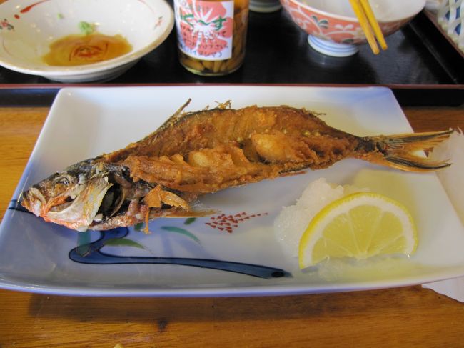 お昼は、定食屋さんになりました。<br /><br />グルクンのからあげ！<br />この地方の、代表的な料理だそうです。