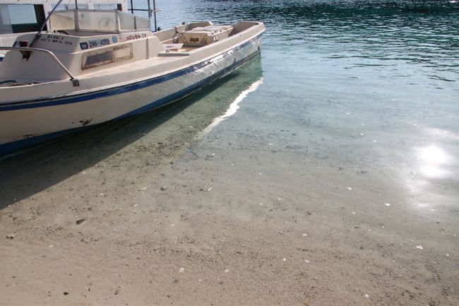 このグラスボートで、珊瑚礁を覗きに行きます。