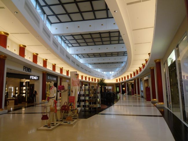 ＤＦＳでｏｐｅｎ待ち（笑）<br />友達が昨日の夜着で見れてなかったから、本日・朝の１５分間でお買物！<br />おもろまちに宿泊した理由はこれだったんですねー<br /><br />キャー！<br />小走りで見て回ります。。<br /><br />それにしてもホントに海外みたい。<br />シャンパンバーなんてあったりして、マカオに似てる。<br /><br />マカオの様子はこちら↓↓<br />http://4travel.jp/traveler/mitsubachimaaya/album/10504335/<br />