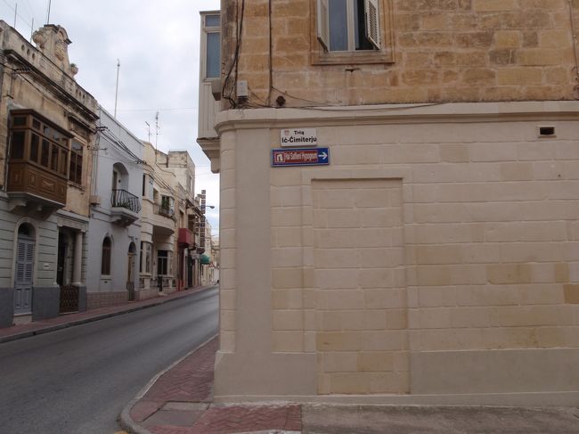 さて、前日、ホテルで車を手配しておきました。<br />朝いちばんの見学。<br />こちらです。<br /><br />車でいったので、遺跡の真ん前までつれていってくれたのですが、ちょっとわかりにくい場所にあります。<br />そういうときは、マルタの人はとても親切。<br />僕らもうろうろしていたら、何人もの人に声をかけられ遺跡はあちらよと親切に教えていただきました。<br />昨日の遺跡も、バス停から教えてもらってたどりついたようなもの。