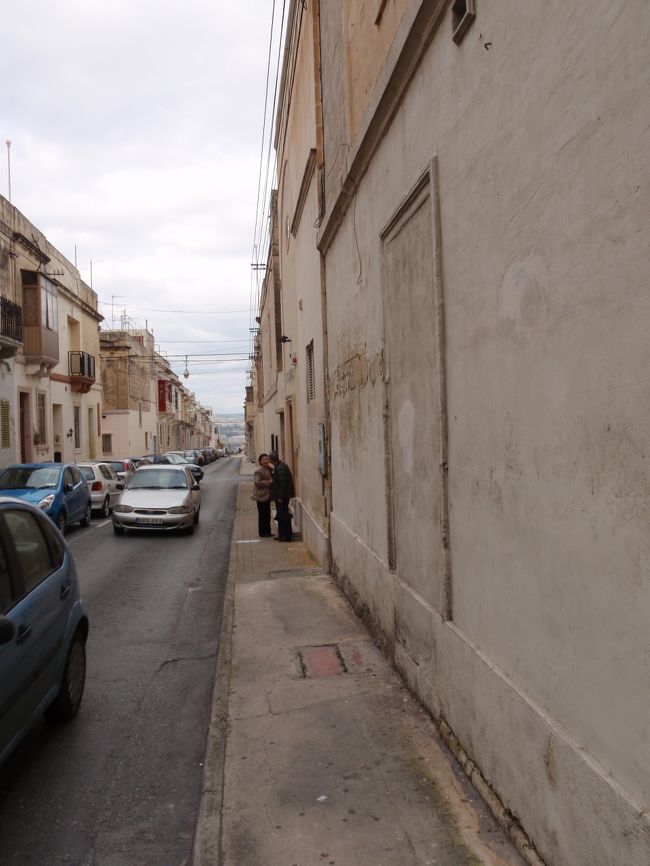 街の中の目立たない建物です。<br />前にはひとが立っています。両親でした。<br />