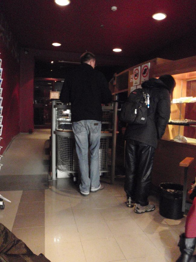 開館時間少し前に扉が開きます。<br />本日は満員。