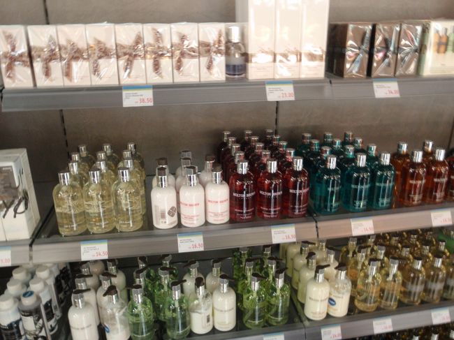 モルトンブラウン。<br />家で手洗いのハンドソープにしてます。とても香りがいいのです。<br />数年前、花王が買収した英国のブランド。<br />日本では、イセタン新宿店にありますが、なかなか買いに行けません。<br />今回、買って帰りたかったのですが、乗り継ぎのため液体の制限にひっかかり購入できなくて残念でした。