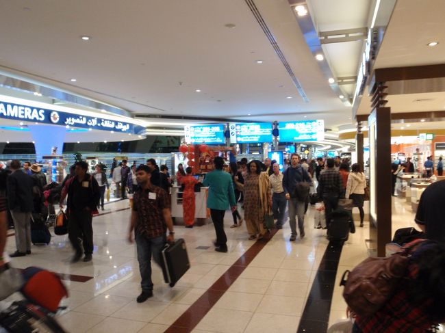 人種のルツボの様。夜中でもたくさんのひと。