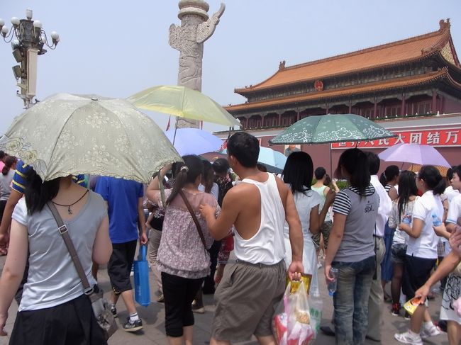 天安門。とにかく人が多くてまともに写真が撮れません。<br />みなさん雨傘を日傘として利用してますね。<br />そして裸の大将がいますね。