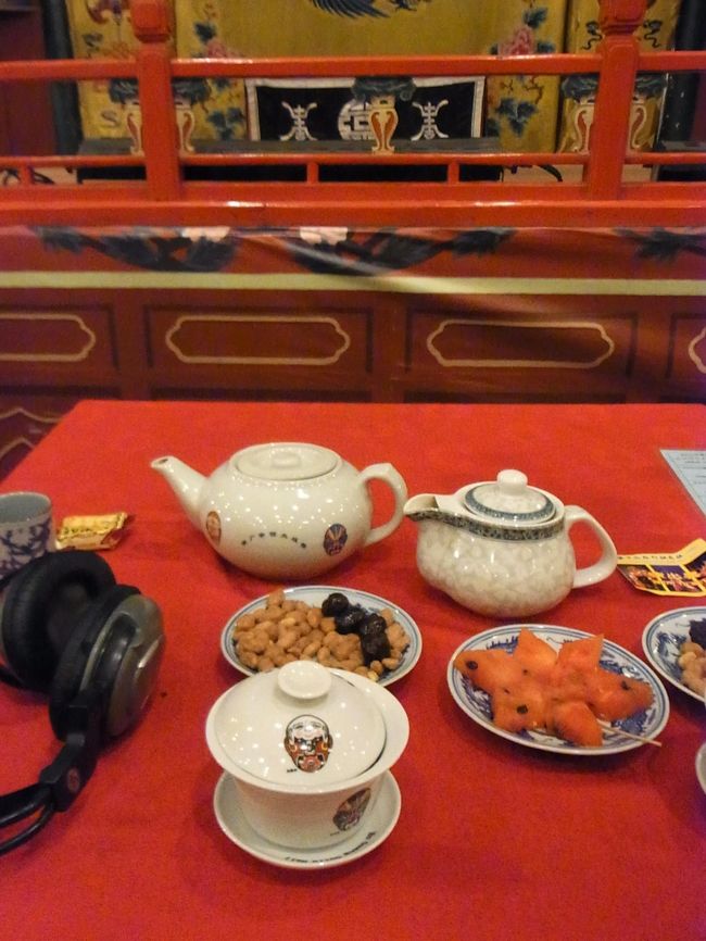 湖広会館では、お茶を飲みながら観劇できます。こういうの憧れてたもので、、、<br />元々席にお茶とお菓子が付いているはずなのですが、別でオーダーするよう求められ、訳が分からずポットで1500円くらいするお茶を頼んでしまいました。結局ポットが２つにもなり、なんとなくだまされた感じがして不快に思いましたが、オーダーしたお茶を飲んでみたら、とてつもなく美味しい！！さすがに高いだけのことはあると納得できるお味だったので、まあいいかな。