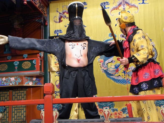 演目は孫悟空。雰囲気はあるけど、アクションがメインで腹芸もあったりしてちょっと子供だまし感が、、あの台詞回しとか女形とかは楽しめない。「さらば我が愛」みたいなのを期待してたので、ちょっと残念でした。<br />今度はもっと本格的なのを見たいなあ。。。