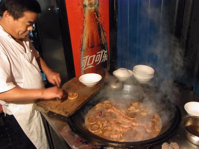 なにやら臓物を煮込んだものにも挑戦！（どんぶり一杯で5元＝約65円）