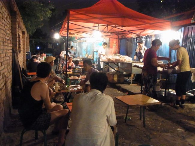 小雨もなんのそので、みんな飲んでます。椅子はお風呂の椅子みたいなやつ。<br />でも不思議と不衛生な感じはなく、楽しく飲めました。<br />燕京ビールはたった４元だしね。<br /><br />ちなみにこの近くの公衆トイレで初めてのニーハオトイレを体験！ドキドキした。。。