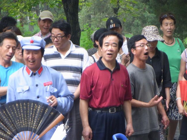 景山公園に行ってみたら、日曜だからか、いたるところで歌声喫茶のようになっていてびっくり。アコーディオンやハーモニカに合わせて大合唱！<br />みんな朗らかですがすがしい。人生楽しんでるなあ〜<br />
