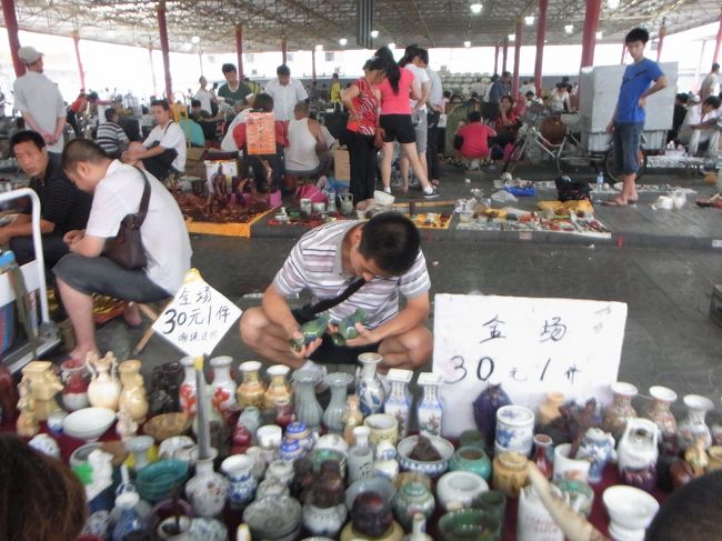 チャリで藩（草かんむり無し）家園へ。<br />広大な敷地にフリマのように店が並んでいて楽しい（日曜だったからかも？）。<br />けど、あまり買うものはないかな。玉のお店がたくさんと、古道具、雑貨等。<br />