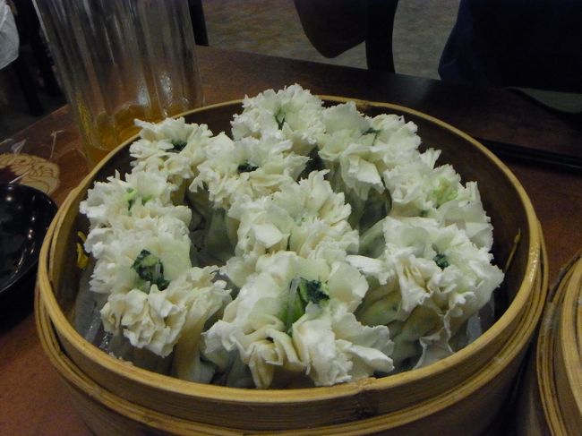 北京ダックを食べようと前門の全聚徳へ行ったら長蛇の列だったので、近くの「都一処」でシュウマイ。<br /><br />乾隆帝がお忍びで訪れたという１７３８年から続くお店。ちょっと並んで、席についてからもかなり待たされ、一気に蒸篭が運ばれてきたと思ったら、、なんか上のほうが白いまま。ちゃんと蒸しあがってないというか、皮が生っぽい。。店員に文句言おうかと思ったが、周囲の中国人がおいしそうにバクバク食べているものだから、まあこんなもんなのか、と思い、生っぽいとこだけ残して食べました。具の部分はとてもおいしかったです。が、あれ今考えても蒸し損ないだよなー、、、ガックリ。<br />とにかく店員も忙しそうで、人気ありすぎでキャパオーバーといった感じ。<br />老舗かもしれないけど、他にもおいしい店はいっぱいある気がする、、、