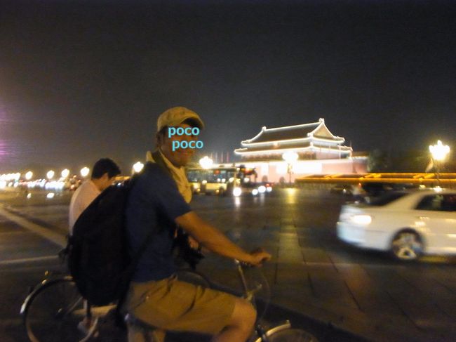 夜の北京をサイクリング。天安門あたりは22時までライトアップされていてきれいです☆