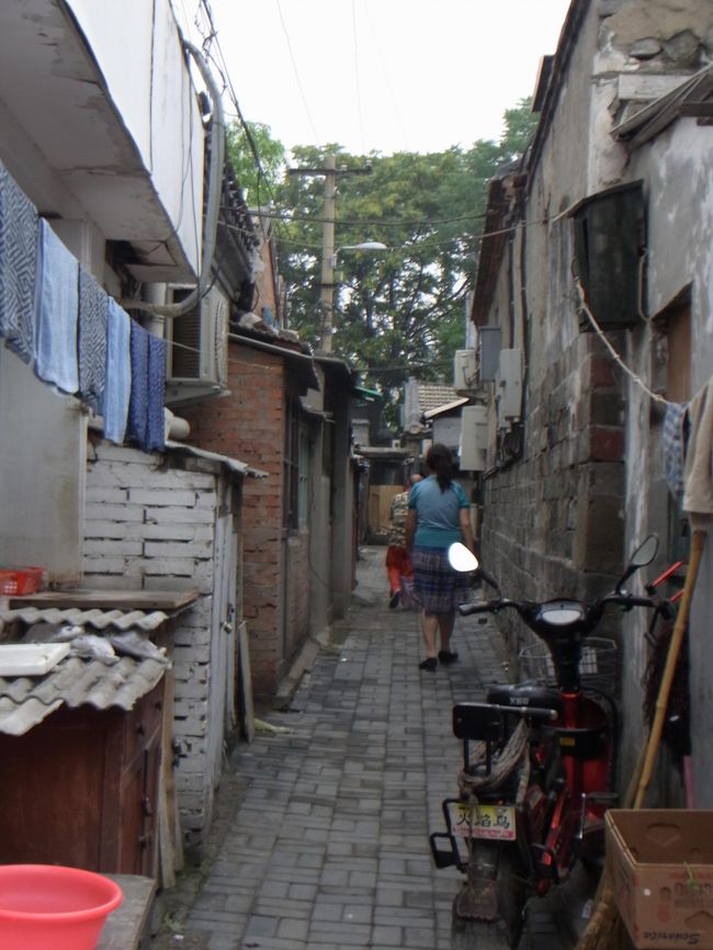 次の宿は「Sitting on the City Walls Courtyard House」という景山公園近くの胡同真っ只中のホテルにしました。周辺には昔ながらの人々の生活が広がり、のんびり散策を楽しみました。<br /><br />この前のSunshine〜に比べると、水回りがイマイチの割に料金がちょっとだけ高いですが、外国人が多いので英語がちゃんと通じるのと、（超ポンコツの）チャリが無料で使えるのがよかったです。