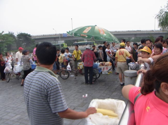 週末を避けたにも関わらず、万里の長城（八達嶺）行きのバスは長蛇の列。<br />茹でたての白いトウモロコシは2元。甘くないけどもちもちしておいしかった。