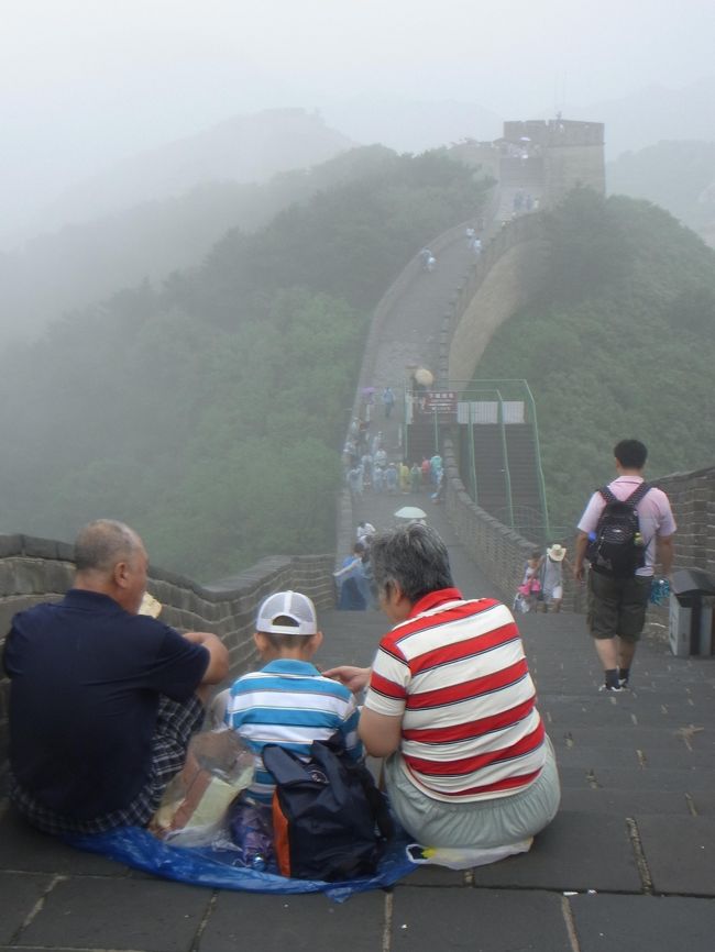 女坂を登りました。中国の方々は、おもむろに敷物広げてごはん食べたりしてて、長城観光というよりピクニックに来たの？という感じ。みんな自由に過ごしてました。それにしても中国人はよく食べるなあ。。