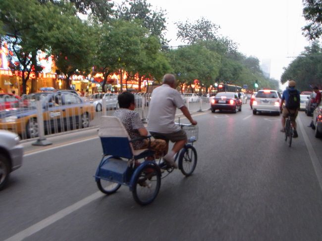 鬼街のあたりは、レストランが建ち並び、楽しい通りです。<br />が、ホルモン系やザリガニ等のお店が多く、ここでは食事しませんでした。<br /><br />仲むつまじいご夫婦を激写！