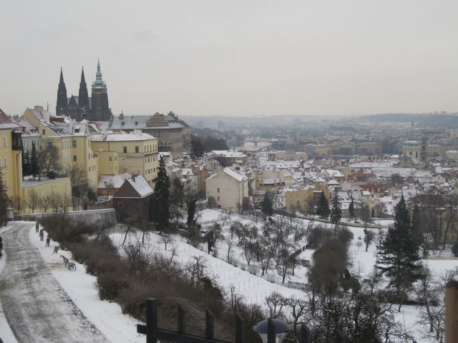 プラハに到着です。<br />寒波は去ったみたいですが、雪が残っていました。