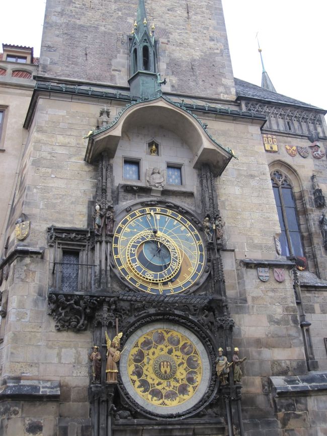 旧市街広場に到着。<br />天文時計です。