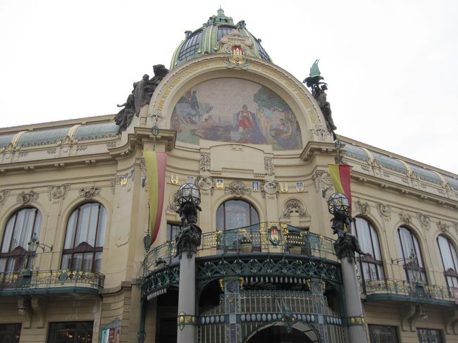 旧市街広場を通り向け、市民会館に到着。