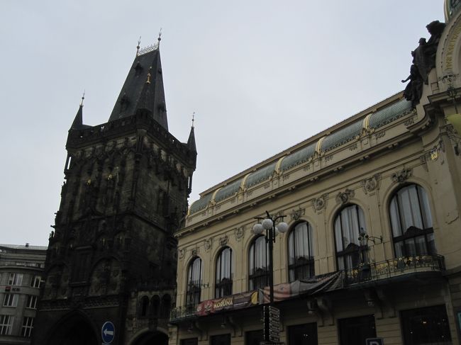 近くに火薬塔。