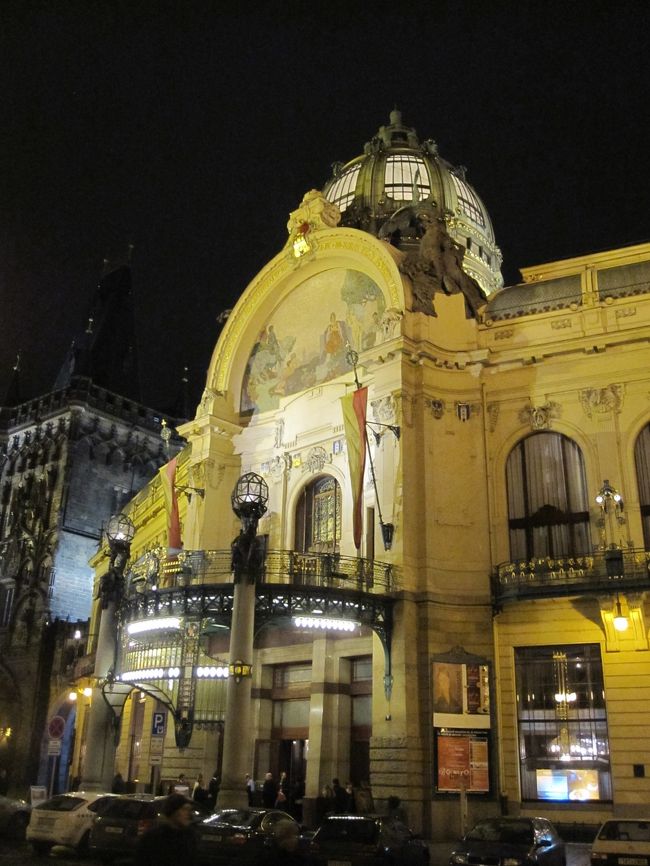 一度ホテルの戻り、一休みしてから、夜景を見にもう一度、市民会館から…夜も素敵です。