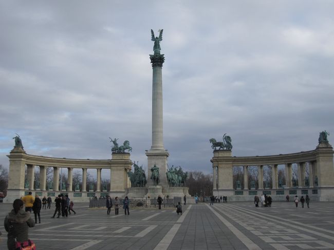 バスで移動し、英雄広場に到着。