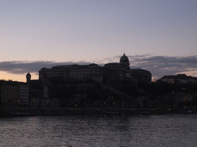 ルダッシュ温泉に向かう途中、ドナウ川クルーズの案内のお姉さんと目が合い、笑い返したら？？９ユーロを８ユーロにオマケしてくれるって？？？迷わずチケットゲットしておいたので、温泉から急いで船に向かいました。